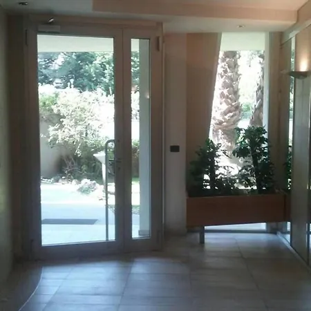 Modern With Jacuzzi In 55 M² Garden View Apartment